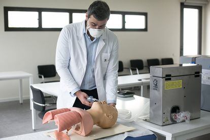 Respiradores. La
factoría barcelonesa
de Martorell de la
firma automovilística
Seat ha producido
600 respiradores
de emergencia.
Utilizando la chapa y
distintos componentes
del Seat León, los
ventiladores fueron
montados, probados
y distribuidos desde
la planta, que logró
homologarlos en solo
una semana y media.