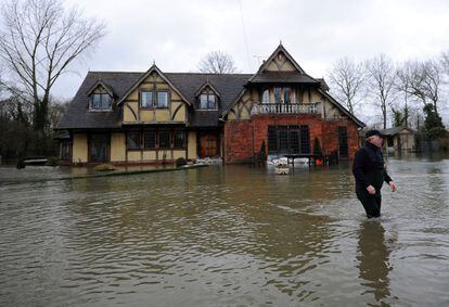 Las fuertes lluvias de estos días en Reino Unido han inundado localidades como Wraysbury, al oeste de Londres. 