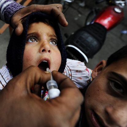 Un niño toma la vacuna de la poliomielitis durante una campaña de vacunación en Rawalpindi (Pakistán).