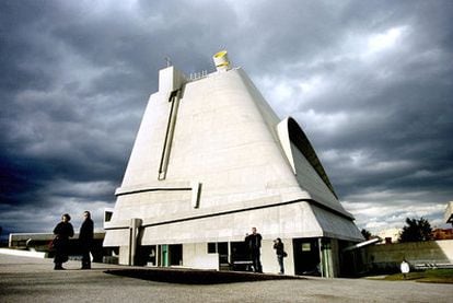 La iglesia de San Pedro, diseñada por Le Corbusier en Firminy, Francia.