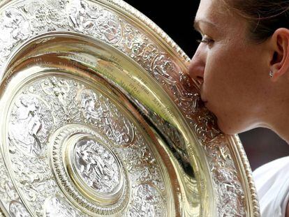 Halep besa la bandeja de campeona en Wimbledon.