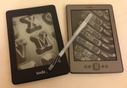 Kindle Paperwhite (izquierda) junto al primero modelo vendido en España