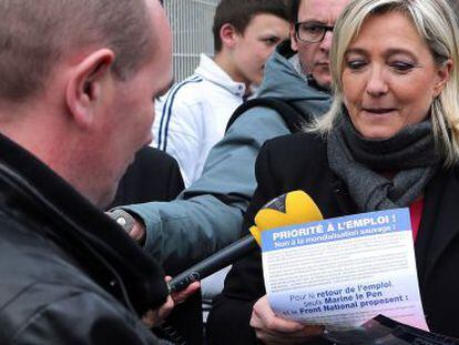 Le Pen reparte panfletos en una f&aacute;brica amenazada de cierre en el noroeste del pa&iacute;s. 