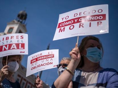 Activistas de la asociación Derecho a Vivir Dignamente en una concentración en la Puerta del Sol en Madrid.