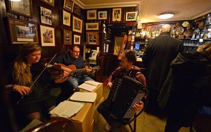Música en directo en el Snug Bar de Dumfries, en Escocia, para conmemorar el nacimiento del poeta Robert Burns.