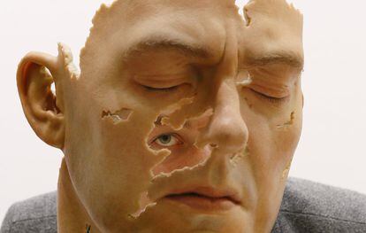 Un visitante mira a través de un busto hyper realista titulado 'Autorretrato fragmento' por el artista Jamie Salmon, durante una vista previa de la prensa en salas de subasta de Christie en Londres.