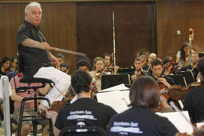 El director Daniel Barenboim, ayer durante el ensayo con la West-Eastern Divan, en Pilas (Sevilla).