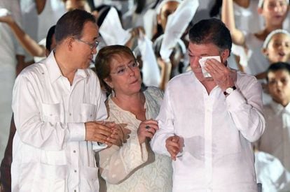 El secretario general de la ONU, Ban Ki-moon junto a la presienta chilena, Michelle Bachelet, atienden al presidente de Colombia, Juan Manuel Santos, que llora emocionado tras la firma del acuerdo de paz.