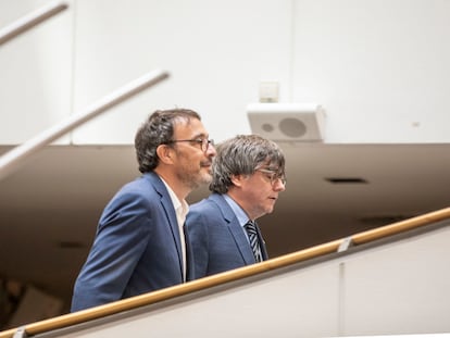 En segundo plano, el expresidente de la Generalitat Carles Puigdemont este miércoles en Bruselas.