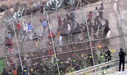 150 inmigrantes, atrapados entre las vallas de Melilla tras un salto masivo. Las mallas antitrepa impiden a los subsaharianos atravesar la segunda reja del triple vallado