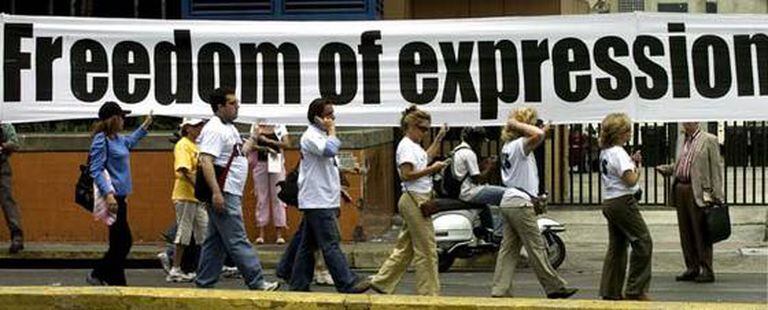 Periodistas venezolanos marchan desplegando una gigantesca pancarta en la que se lee en diez idiomas "Libertad de expresión, S.O.S.", en repudio a la decisión del presidente Hugo Chávez de no renovar el permiso de transmisión a la emisora RCTV.