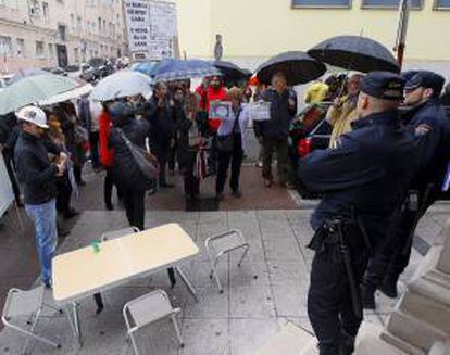 Afectados por las participaciones preferentes de Caja Cantabria se manifiestan frente al edificio en el que se celebra una asamblea ordinaria de la entidad bancaria. EFE/Archivo