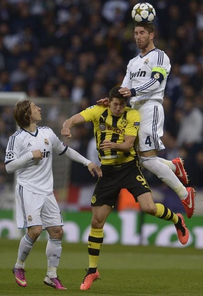 Sergio Ramos salta por encima de Lewandowski