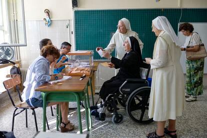Unas monjas votan en el colegio Cristo Rey en Madrid, este domingo. 