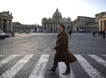 El embajador Vázquez, en la plaza San Pedro del Vaticano.