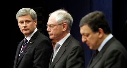 El primer ministro canadiense, Stephen Harper, mira al presidente del Consejo Europeo, Herman Van Rompuy, y el jefe del Ejecutivo comunitario, José Manuel Durão Barroso.