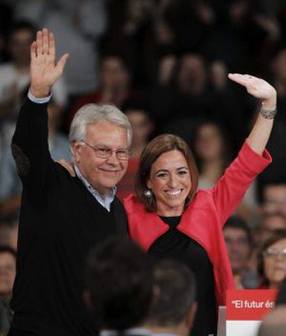 La cabeza de lista del PSC por Barcelona, la ministra de Defensa Carme Chacón, ha recibido hoy el apoyo del expresidente del Gobierno Felipe González en un acto multitudinario en L'Hospitalet de Llobregat.