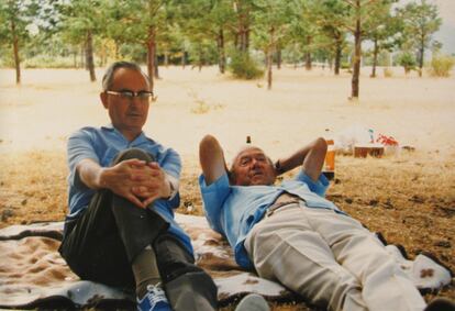 El sacerdote Leopoldo Villar y Graham Greene en un descanso durante su viaje por España.