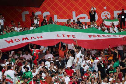 Aficionados de Irán lucen una pancarta por la libertad de las mujeres durante el partido contra Inglaterra este lunes.