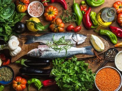 Los estudios muestran que una dieta equilibrada rica en vegetales y con una ingesta adecuada de proteínas puede ayudar a retardar el proceso de envejecimiento.