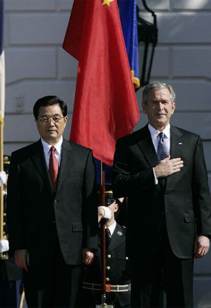 El presidente chino, Hu Jintao,  y el estadounidense George W. Bush, durante la ceremonia solemne de bienvenida en Washington.