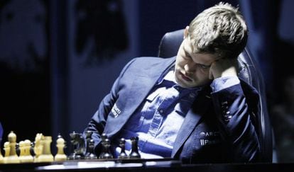 Carlsen, el martes, en la partida contra Anand.