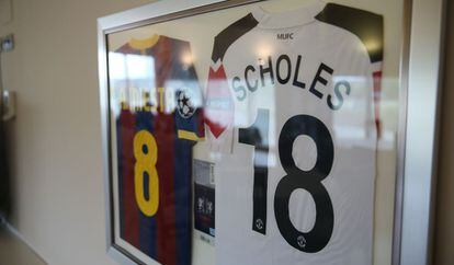 Las camisetas que utilizaron Iniesta y Scholes en la final de la Champions de 2011 figuran en el restaurante de la bodega del jugador del Barça.