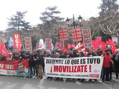Una concentraci&oacute;n de jubilados protesta frente a la Delegaci&oacute;n del Gobierno en La Rioja.