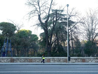 Una controladora del SER pasa por la zona azul de la calle Menéndez Pelayo, sin coches durante una alerta de contaminación de Madrid.