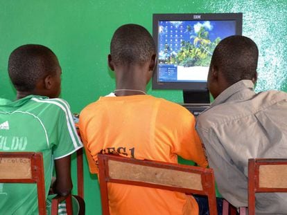 Chicos delante de un ordenador en Materi, Benín.
