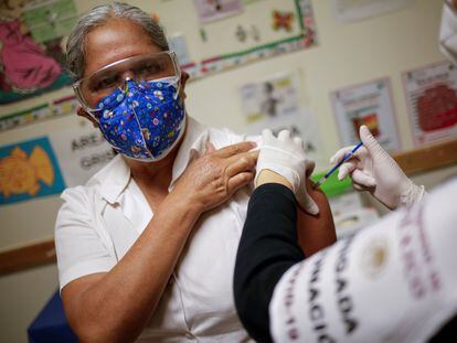 Un trabajador de la salud recibe una inyección de la vacuna contra la covid-19 de Pfizer en Ciudad de Juárez, el pasado jueves.