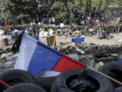 Manifestantes prorrusos permanecen apostados en una barricada en el exterior del ocupado ayuntamiento de Mari&uacute;pol, en el sureste de Ucrania.