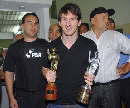 Messi, con el trofeo.