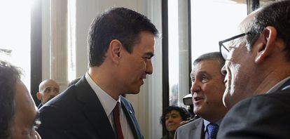 Pedro Sánchez (izda.), saluda a los diputados del PNV en el Congreso Joseba Agirretxea (dcha.) e Iñigo Barandiarán, en San Sebastián.
