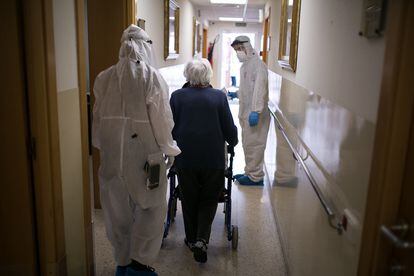 Emergencia del coronavirus: El Ejército encuentra cadáveres de ancianos en  las habitaciones de varias residencias del país