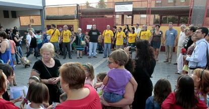 Padres, profesores y alumnos protestan ante el colegio Cavite de Valencia contra los recortes.