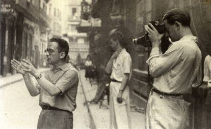 Max Aub (izquierda) y André Malraux durante el rodaje de 'Sierra de Teruel'.