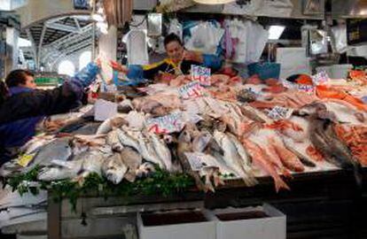 Cientos de personas abarrotaban el mercado Central de Valencia donde apuraban las últimas compras para la cena de Fin de Año. EFE/Archivo