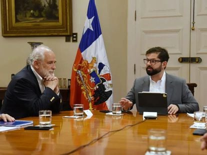 El ministro Carlos Montes junto al presidente Gabriel Boric en el Palacio de La Moneda