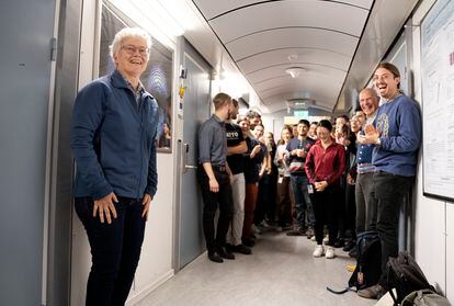 La ganadora del Nobel de Física de 2023, Anne L'Huillier, recibe a los periodistas en la Universidad de Lund (Suecia), este martes.