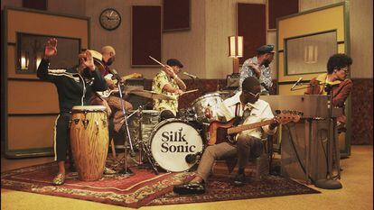 El cantante Bruno Mars y el batería Anderson .Paak forman el superdúo Silk Sonic.