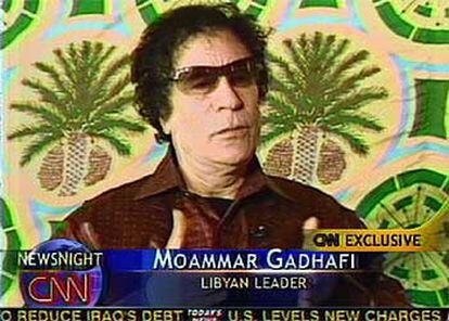 Imagen de la entrevista a Muammar el Gaddafi trasmitida por la cadena CNN.