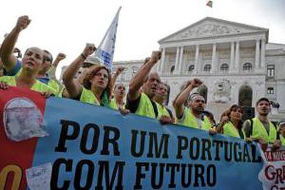Manifestantes gritan arengas hoy, sábado 13 de octubre de 2012, durante una manifestación organizada por la Federación Unida de Sindicatos contra las medidas de austeridad y contra el desempleo, en Lisboa (Portugal). El gobierno portugués aprobó un severo presupuesto a pesar de la masiva oposición contra los recortes.