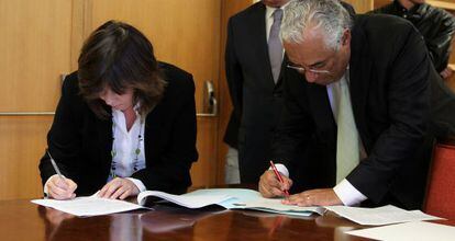 Catarina Martins y António Costa firman el acuerdo que formalizó su alianza parlamentaria en 2015.