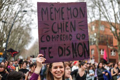 Una mujer muestra una pancarta con el lema 'Hasta mi perro comprende cuando le digo que no' en la manifestación feminista de Toulouse, en Francia.  