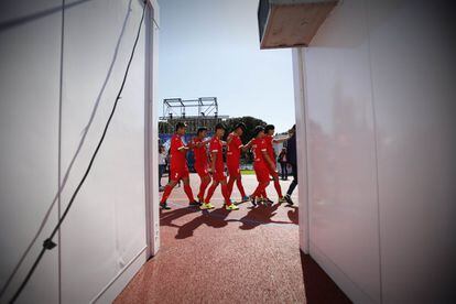 La selección china de fútbol para ciegos llega a los vestuarios.
