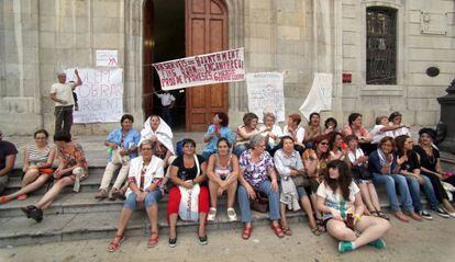 Las trabajadoras, durante una manifestaci&oacute;n en la puerta del Ayuntamiento de Tarragona.