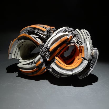 Es uno de los grandes alfareros de nuestro país, uno de los pocos que ha expuesto en las grandes galerías del mundo especializadas en cerámica, como la Cavin-Morris de Nueva York (EE UU), la Oxford Ceramic Gallery (Reino Unido), el Museum of Modern Ceramic Art de Gifu (Japón) o Puls Gallery de Bruselas (Bélgica). Rafa Pérez –Rafapharo– (Haro, 1957) afirma que “utiliza el barro por ser un material con enormes posibilidades expresivas que, a su paso por el fuego, provoca transformaciones, en parte involuntarias, y aporta a la obra la sorpresa que otros materiales no te dan”. Así, sus piezas son morfológicamente extremas, disruptivas, crecen como nidos, se reproducen como insectos y se exponen como lo que son, obras de arte. No utiliza el torno y el metal, de manera discreta, aparece en algunos de sus trabajos. Ha ganado varias veces el primer premio en las Bienales Internacionales de Cerámica y el Gran Prize de Cerámica Europea del Art Museum of Bornholm (Dinamarca). <b>Dónde encontrar sus piezas:</b> Entre los 1.000 y los 20.000 euros varían sus obras en el mercado, todas ellas se venden a través de sus galerías fuera de España.
