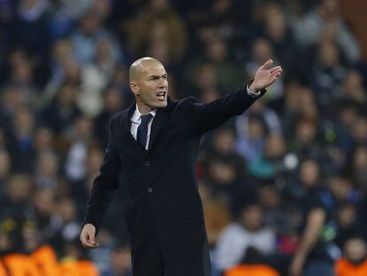 Zidane, con gesto serio, da indicaciones a sus jugadores durante el partido contra el Borussia.