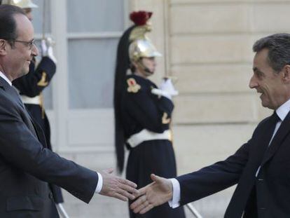 El presidente franc&eacute;s, Francois Hollande, junto al l&iacute;der de la oposici&oacute;n, Nicolas Sarkozy.